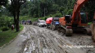 मध्यपहाडी लोकमार्गको काम, सधै बद्नाम !