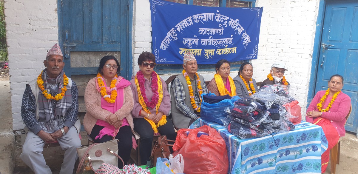 स्कुले नानीहरूको खुट्टामा जुत्ता