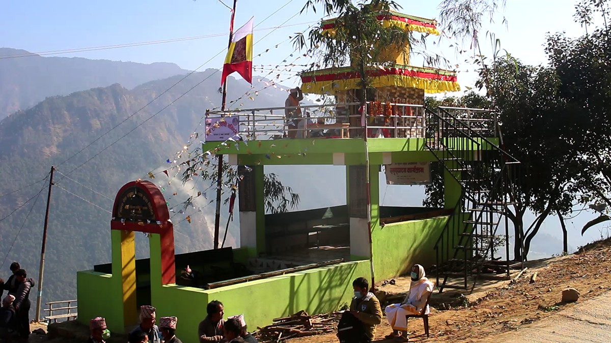 बागलुङ नगरपालिका ६ मा मन्दिर तथा कृष्ण स्मृति प्रतिक्षालयको उद्घाटन 