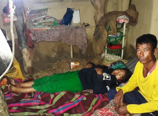 मिर्गौलाको उपचार गर्ने खर्च अभावमा घरमै यसरी टड्पिरहेकी छन् पुष्पा