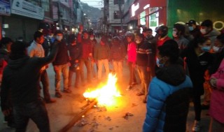 बागलुङमा प्रधानमन्त्री र राष्ट्रपतिको पुत्ला दहन