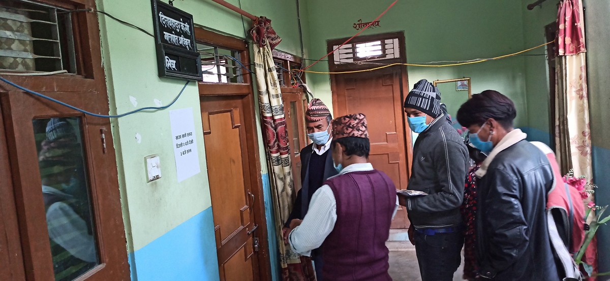बुर्तिबाङ मालपोतमा कर्मचारी अभाव हुँदा सेवाग्राही मर्कामा 