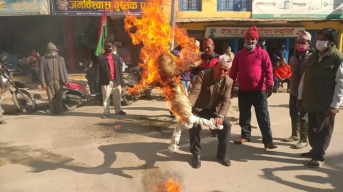 जनता समाजवादी पार्टीले बागलुङमा प्रधानमन्त्रीको पुत्ला जलायो 