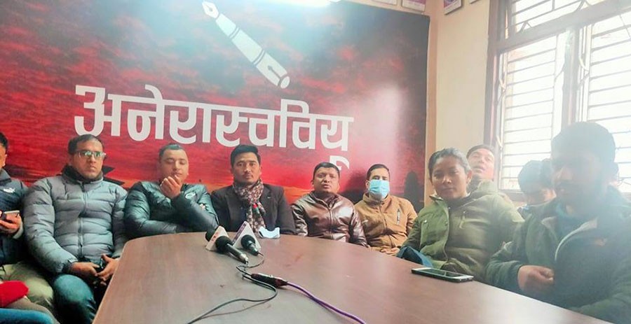 आफ्नै नेताको पुत्ला जलाउँदै अनेरास्ववियु, कालो झण्डा पनि देखाईने 