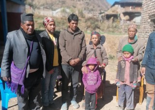 अभिभाव गुमाएका बोबाङका तीन जना बालबालिकालाई राहात हस्तान्तरण