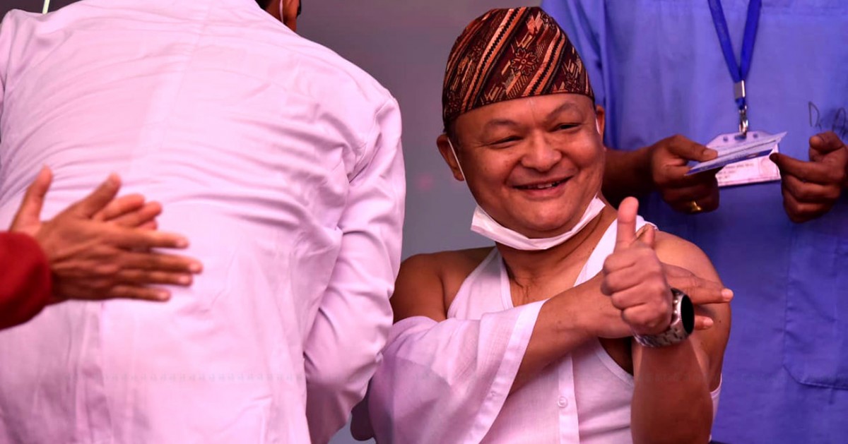 यसो भन्छन् नेपालमा कोरोनाको पहिलो खोप लगाएका डाक्टर सागर राजभण्डारी
