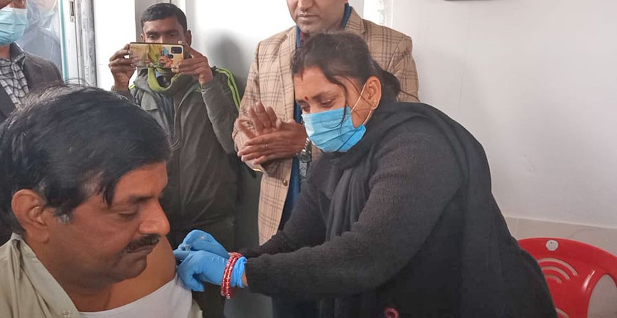 मापदण्ड विपरीत मन्त्रीले लगाए कोरोना खोप