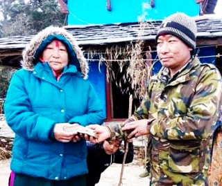 ताराखाेलाकाे तिनचुलेका लागि एक महिलाद्वारा १ लाख सहयोग 