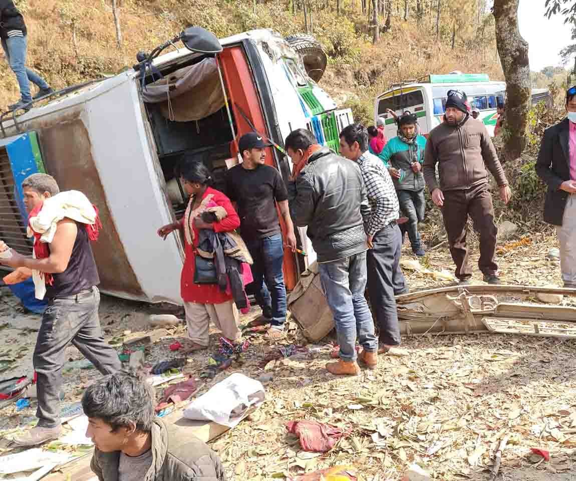 काठमाडौँ जाँदै गरेको बस पल्टियो, १९ जना घाइते फोटोहरुसहित