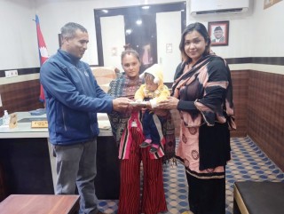 कलाकार रिना केसीको पहलमा संकलित रकम अनितालाई हस्तान्तरण