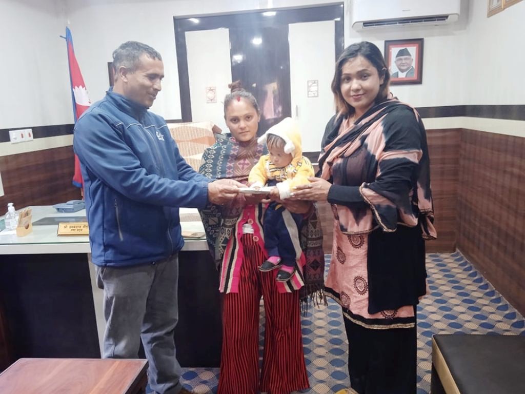 कलाकार रिना केसीको पहलमा संकलित रकम अनितालाई हस्तान्तरण