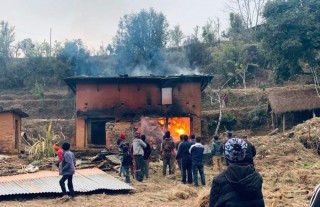 ढोरपाटन नगरपालिका–२ अर्नाकोटमा आगलागी हुँदा एकघर जलेर नस्ट, १५ लाख बढिको क्षेति