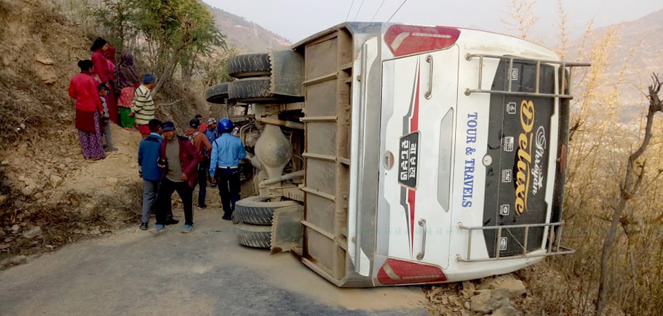विद्यार्थी बोकेको बस पल्टिँदा १८ घाइते, ४ जनाको अवस्था घाइते