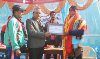 जनता बोर्डिङ बुर्तिबाङले गर्यो पूर्व खेलाडीलाई सम्मान 