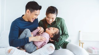 बच्चालाई आमाबाबुसँगै सुताउने कि छुट्टै ?
