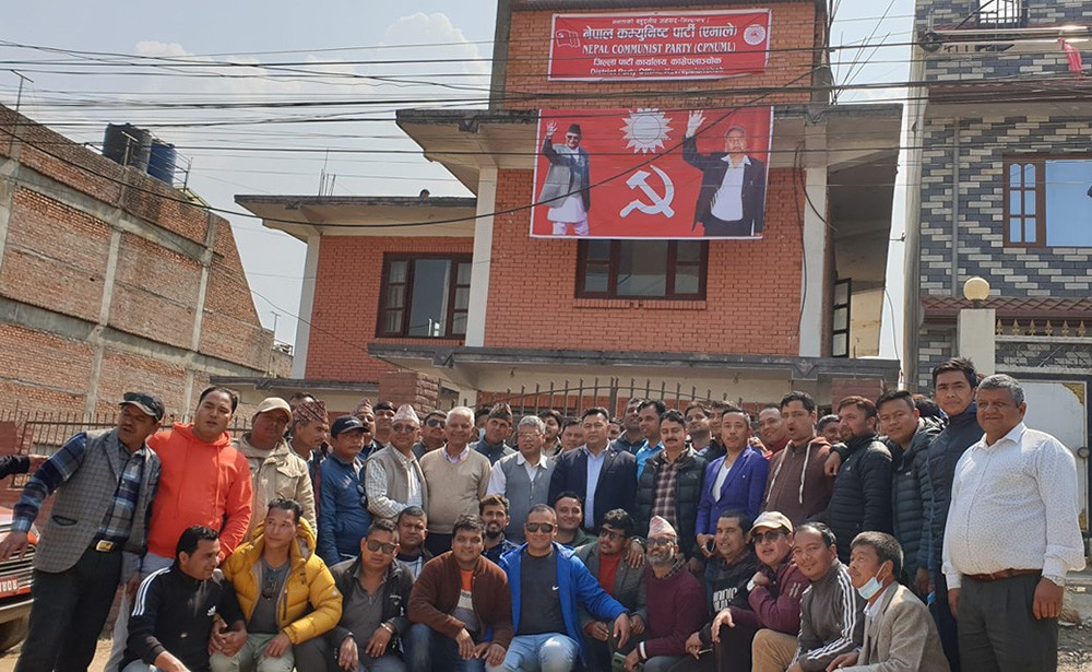 ओली र गोकुलको फोटोसहित एमाले कार्यालय खुल्यो