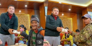 ६ महिनापछि पाए बाढी पीडितले ढोरपाटन नगरपालिकाबाट पहिलो किस्ताको राहत रकम