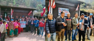 बुर्तिबाङमा माओवादी केन्द्रबाट तीन दर्जन कार्यक्रता नेपाली काँग्रेसमा प्रवेश