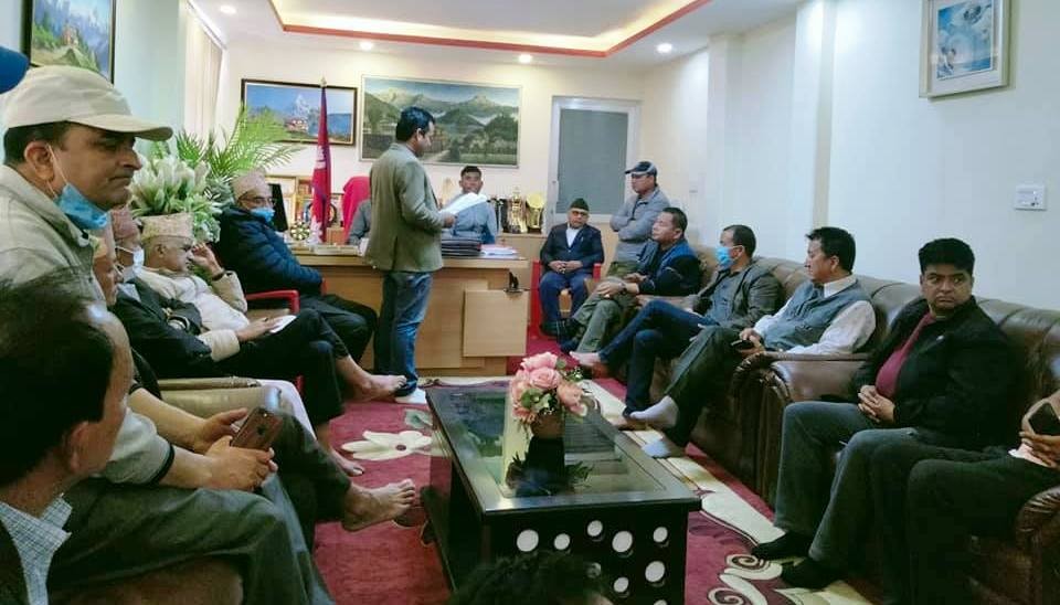 नगरप्रमुख नेपालीको सर्वदलीय टोलीद्वारा ध्यानाकर्षण 