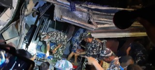 ट्रकमा कार ठाेक्किंदा ३ को मृत्यु