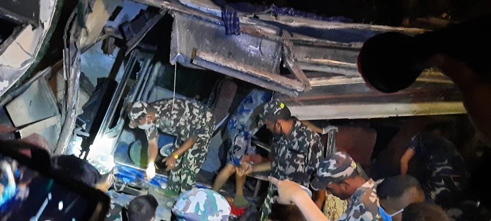 ट्रकमा कार ठाेक्किंदा ३ को मृत्यु