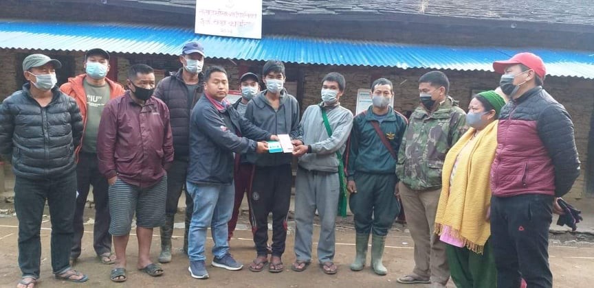 तमानखोलामा विद्यालयको छतबाट खसेर घाइते भएका बुढालाई आर्थिक सहयोग