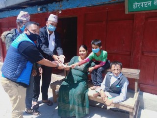 बुर्तिबाङका कँडेलको परिवारलाई आर्थिक सहयोग
