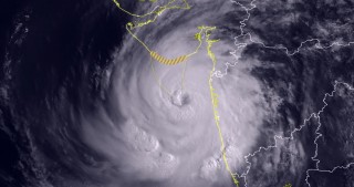 भारतको गुजरातमा २३ वर्षपछि यति भयानक आँधी, डेढ लाख मानिसलाई सुरक्षित स्थानमा सारियो