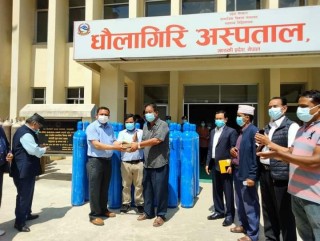 ढोरपाटनका मेयर नेपालीले दिए धौलागिरी अस्पताललाई ३० थान अक्सिजन र पाँच लाख सहयोग
