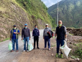 बुर्तिबाङ बजारका घर–घरमा पुगेर माक्स वितरण