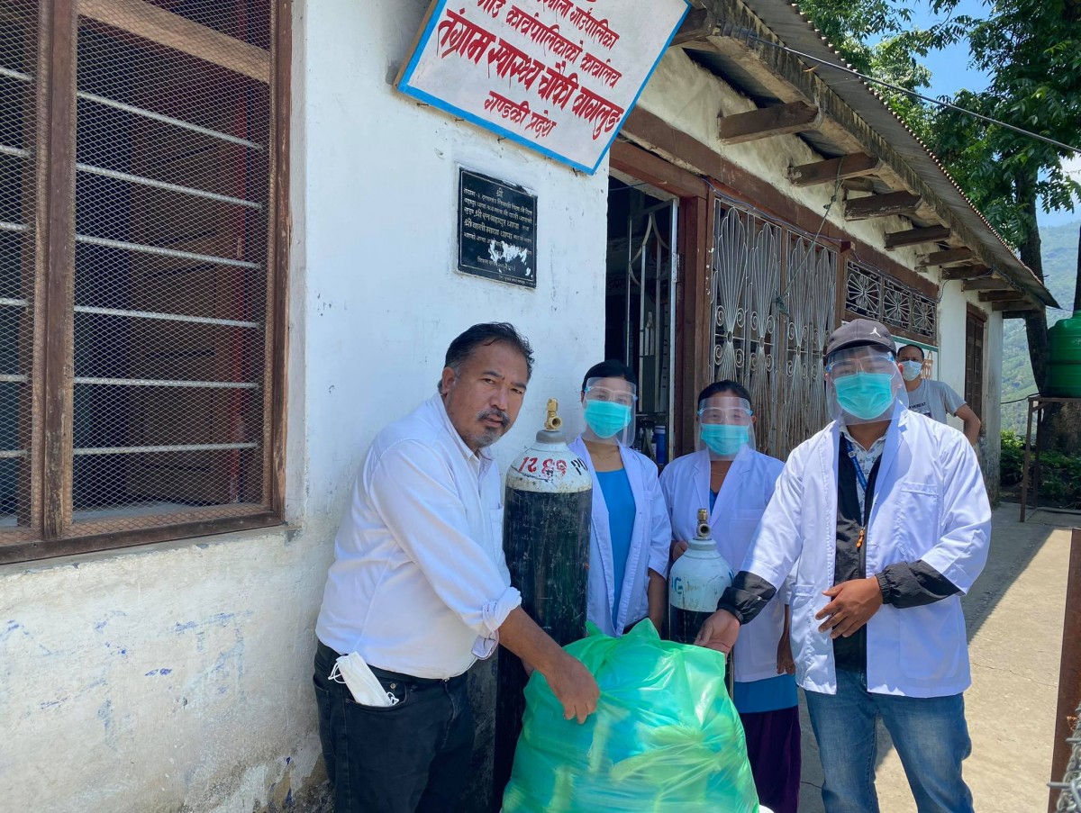 तंग्राममा घर घरमा स्वास्थ्य सामग्री वितरण गरिदैं, वडाध्यक्षले व्यक्तिगत खर्चमा किने दुई थान अक्सजन