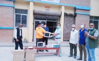 दोर्ण कुवँरको पहलमा चार लाख बराबरको स्वास्थ्य सामग्री हस्तान्तरण