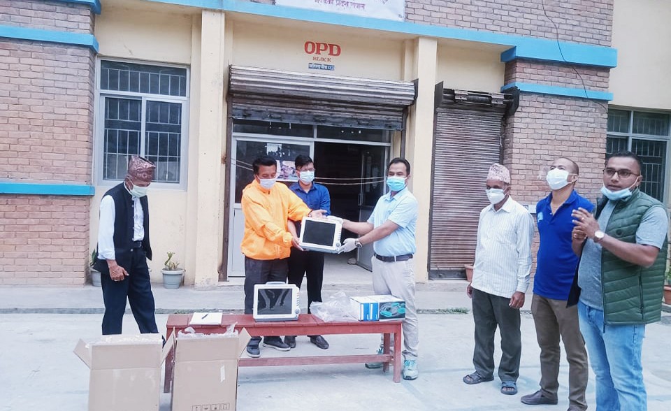 दोर्ण कुवँरको पहलमा चार लाख बराबरको स्वास्थ्य सामग्री हस्तान्तरण