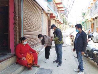 वडा अध्यक्ष भण्डारी स्वास्थ्यकर्मीसहित संक्रमतिको घर–घरमा