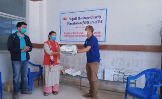 ह्यारीटेज च्यारीटी फाउन्डेशनले दियो बुर्तिबाङ प्राथमिक स्वास्थ्य केन्द्रलाई स्वास्थ्य सामग्री