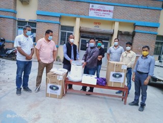बुर्तिबाङ प्राथमिक स्वास्थ्य केन्द्रलाई अक्सिजन कन्सनटेटर मेशिनसहित स्वास्थ्य सामग्री सहयोग