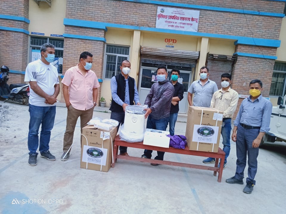 बुर्तिबाङ प्राथमिक स्वास्थ्य केन्द्रलाई अक्सिजन कन्सनटेटर मेशिनसहित स्वास्थ्य सामग्री सहयोग