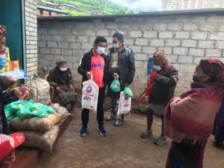 कायतले दिए बाबाआमाको सम्झनामा दुई सय परिवारलाई खाद्यान्न