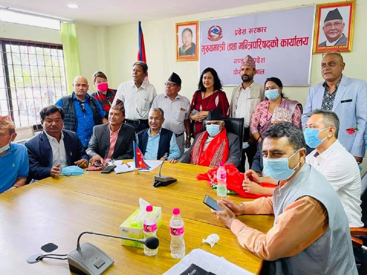 गण्डकीका मुख्यमन्त्रीलाई भेटेर कांग्रेसका जिल्ला सभापतिहरूले यस्ताे भने