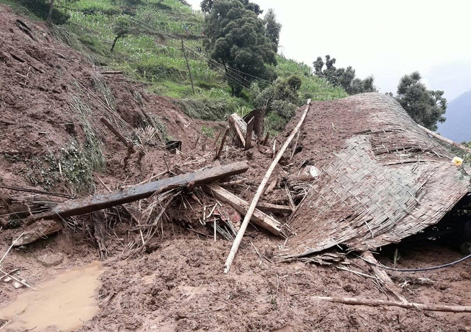 पहिरोमा पुरिएर एकै घरका ३ जनाको मृत्यु