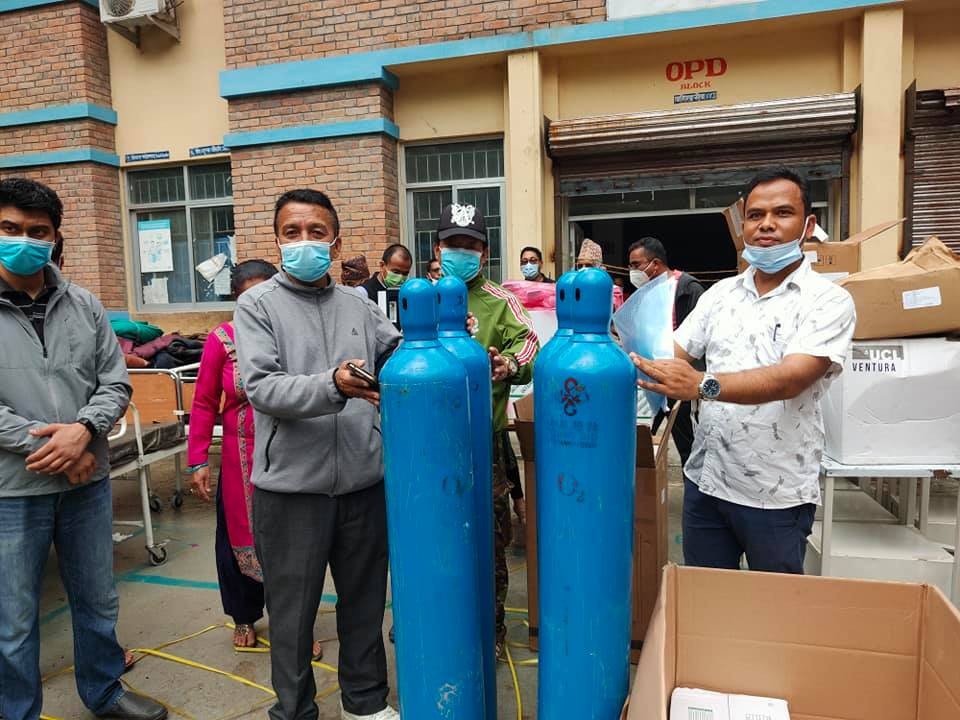 नेता कुँवरको सक्रियतामा बुर्तिबाङ स्वास्थ्य केन्द्रलाई २० लाखको स्वास्थ्य सामग्री सहयोग