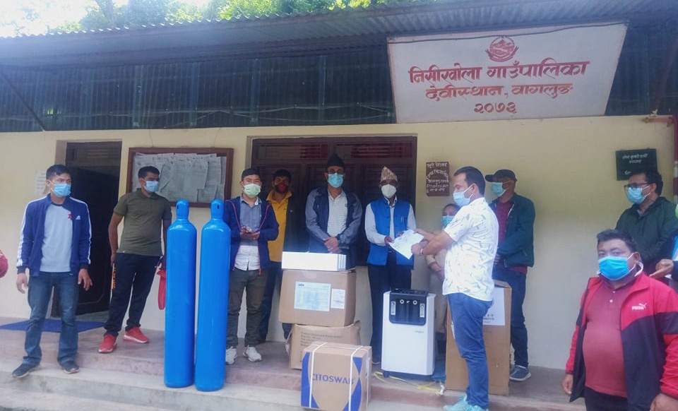 नेता कुवँरद्वारा निसीखोला गाउँपालिकालाई स्वास्थ्य सामग्री हस्तान्त्रण