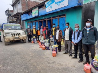 बरेङका १३ गरिब तथा विपन्नलाई खाद्यान्न सहयोग