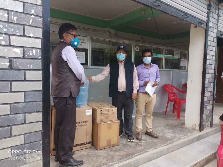 कर्मचारीद्वारा गलकोट नगरपालिकालाई स्वास्थ्य सामग्री सहयोग 