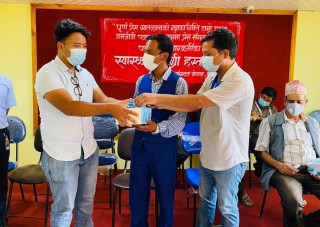 बागलुङका पत्रकारलाई प्रेस संगठनद्वारा स्वास्थ्य सामाग्री सहयोग