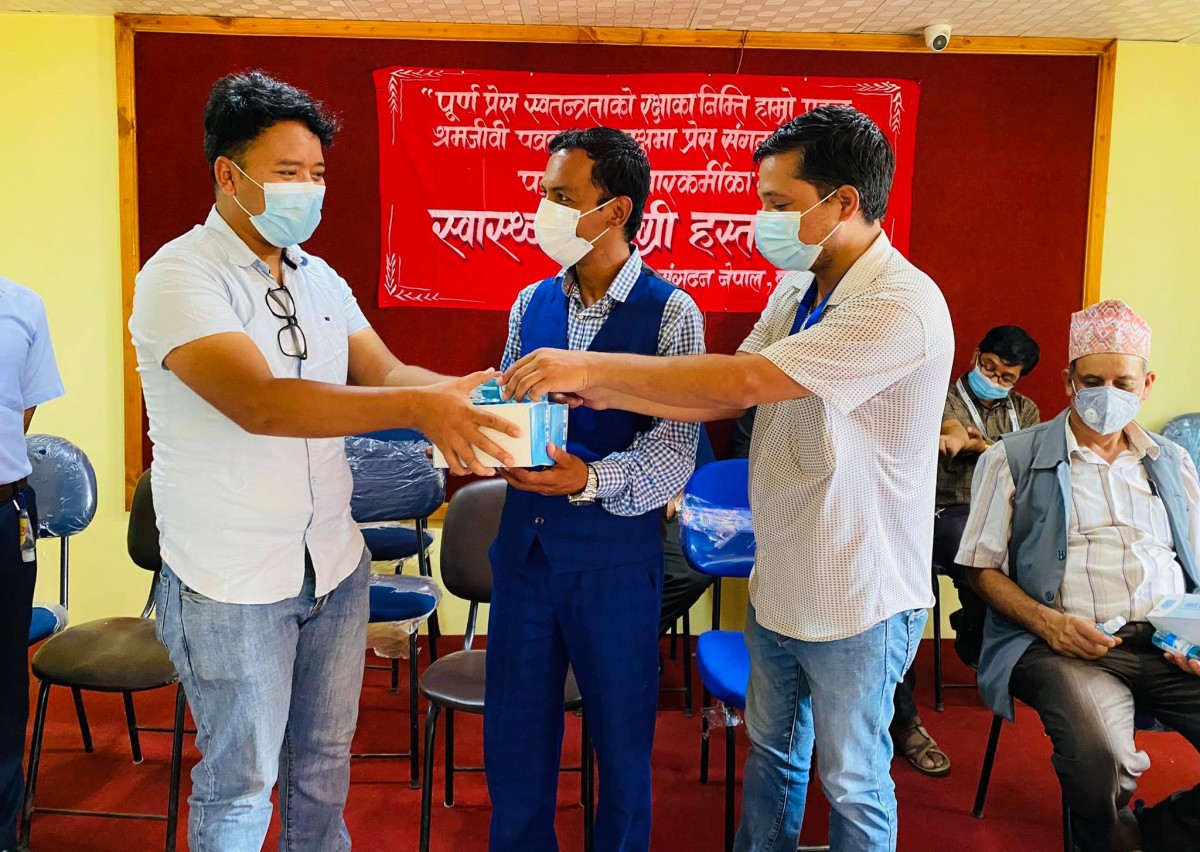 बागलुङका पत्रकारलाई प्रेस संगठनद्वारा स्वास्थ्य सामाग्री सहयोग