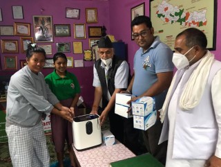 प्रधान परिवारद्वारा अक्सिजन कन्सन्ट्रेटेड सहित स्वास्थ्य सामग्री सहयोग