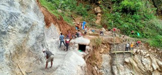 बागलुङको ग्वालीचौरमा १३ दिनदेखि अवरुद्ध विद्युत सुचारु