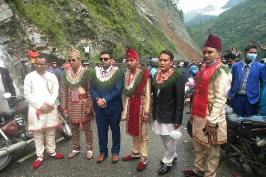 मुग्लिनको जाममा परेका बेहुलाहरुको कथा