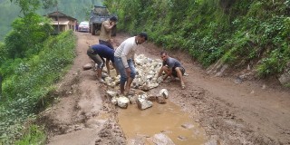 सम्बन्धित निकायले चाँसो नदिँदा बुर्तिबाङमा सवारी चालकले नै गरे सडक मर्मत
